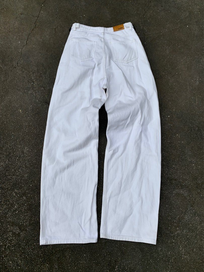 Apèa White Baggy Jeans (Category: Jeans) located in Cavite. Submitted by threadscollective (Listing ID 1347586803, Image 2). Description: White Baggy Jeans Waist: 29 Length: 42’ Inseam Length: 30’ Leg Opening: 9’.