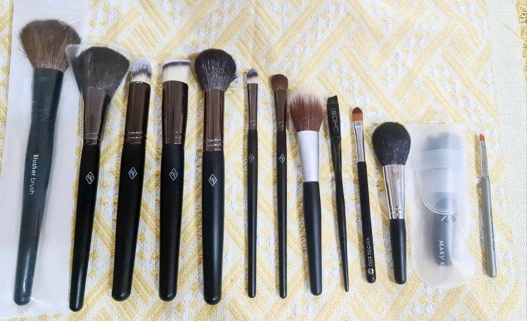13pcs Make Up Brush Set (Category: Makeup) located in Quezon City. Submitted by floreskari78555 (Listing ID 1347811660, Image 1). Description: 13pcs Make Up Brush Set 350php only‼️‼️ Assorted❤️ Complete Set❤️ High quality❤️ Best seller brushes ❤️ Last 3 sets‼️‼️‼️ Same day delivery via Grab Express/Lalamove J&T /LBC.