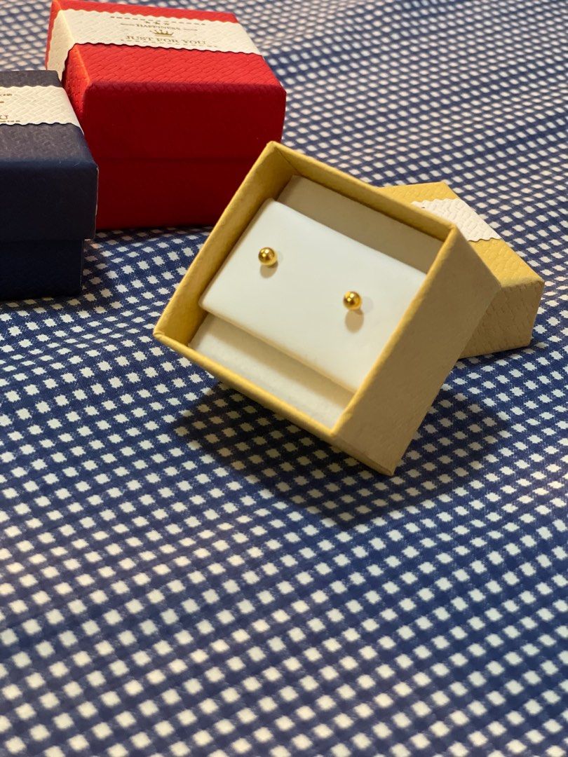 18K scree type earrings (Category: Earrings) located in Baliuag. Submitted by celyth (Listing ID 1347756368, Image 1). Description: Brand new screw type earrings .