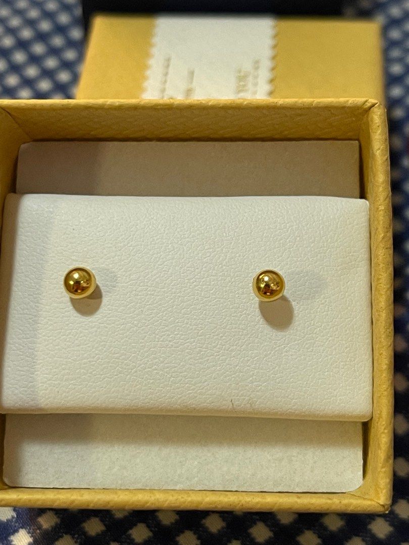 18K scree type earrings (Category: Earrings) located in Baliuag. Submitted by celyth (Listing ID 1347756368, Image 2). Description: Brand new screw type earrings .