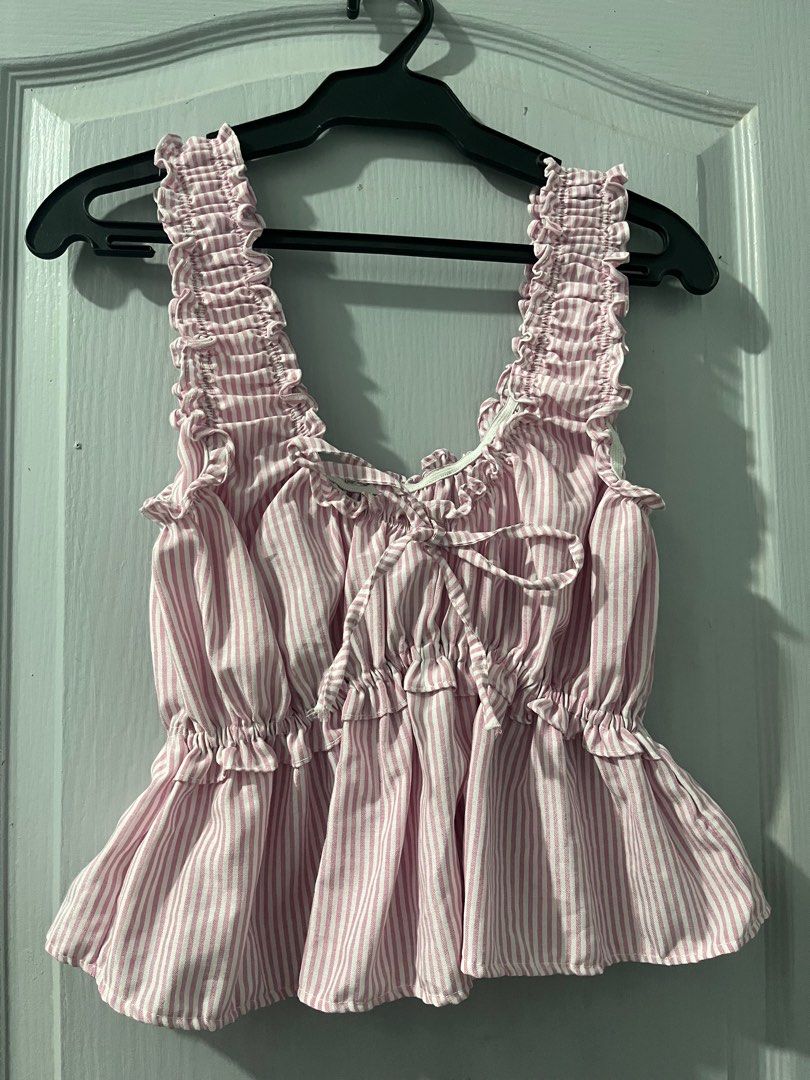 AMINA BASIC TOP (Category: Sleeveless) located in Valenzuela. Submitted by conconpty (Listing ID 1347828525, Image 2). Description: Used once. Cute siya kapag nasuot, nakakaseksi Size: small hindi siya maapreciate sa picture pero pag suot mo na cute siyaa .