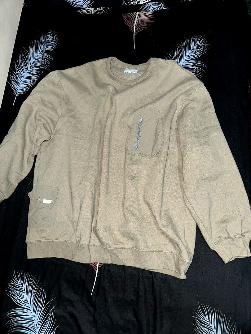 Anywhere time sweatshirt (Category: Coats, Jackets and Outerwear) located in Manila. Submitted by phermenious (Listing ID 1347739069, Image 1). Description: anywhere time sweatshirt -Size: XL (too large) -Condition: 10/10 -Color: Olive green -Chest: 28 in, Length: 30 in, Sleeves: 24 in -350+sf.