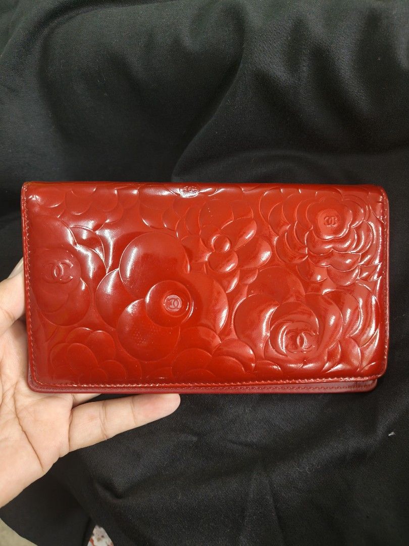 Authentic chanel camelia wallet (Category: Luxury Bags & Wallets) located in Tabuk. Submitted by yzzabellepardillo30.1 (Listing ID 1347676284, Image 3). Description: authentic chanel camelia wallet kasya phone flawless patent leather.