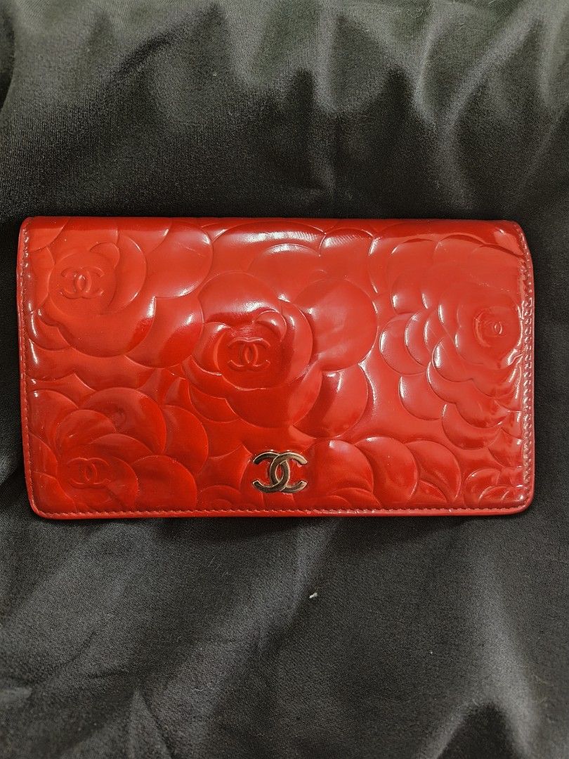 Authentic chanel camelia wallet (Category: Luxury Bags & Wallets) located in Tabuk. Submitted by yzzabellepardillo30.1 (Listing ID 1347676284, Image 1). Description: authentic chanel camelia wallet kasya phone flawless patent leather.