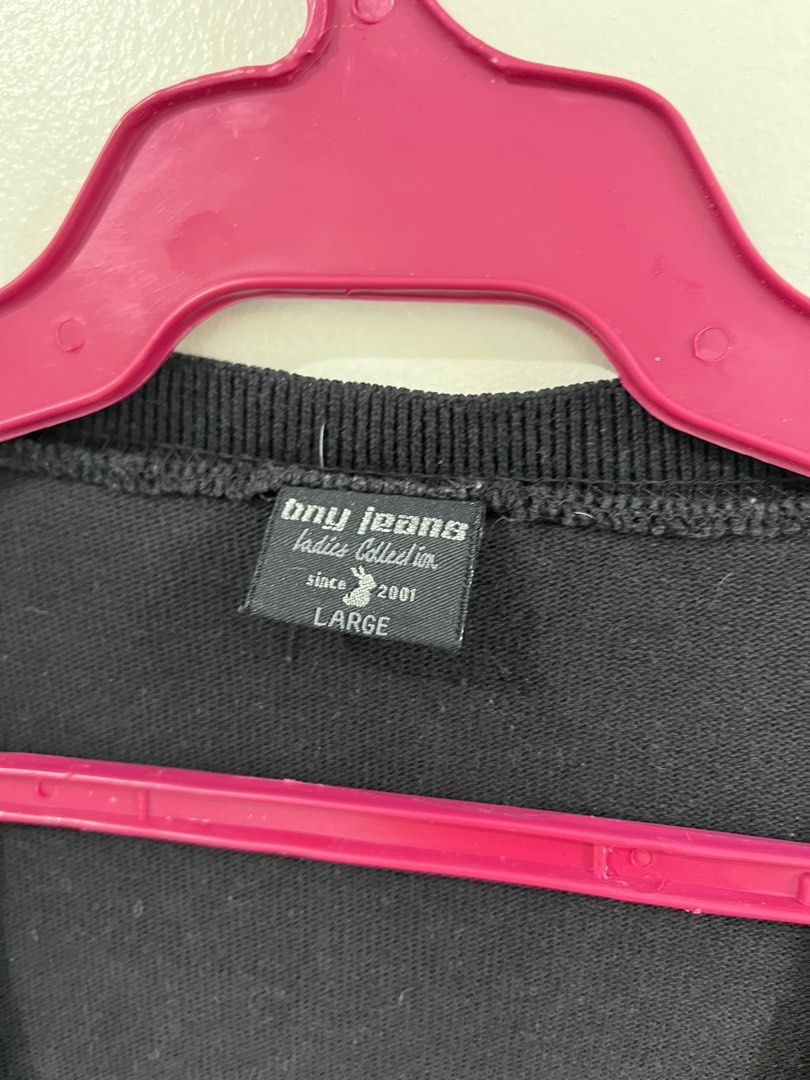 BNY Jeans black cardigan (Category: Coats, Jackets and Outerwear) located in Carmona. Submitted by katkat119 (Listing ID 1347806982, Image 2). Description: Decluttering clothes na matagal natambak and di nagamit. Pls manage expectations sa condition 🙂 Purchases are final. *Sorry wala akong plantsa 😅.