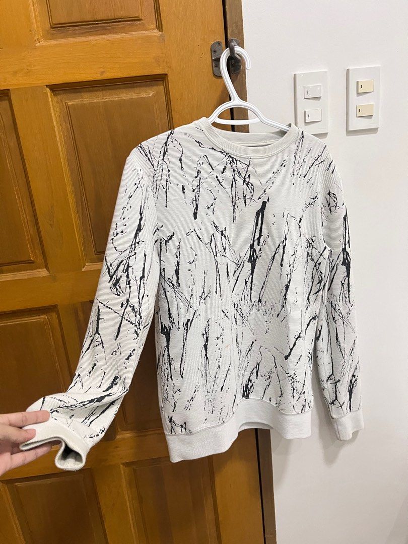 H&M Sweater White with black details (Category: Coats, Jackets and Outerwear) located in Quezon City. Submitted by shop_sobi (Listing ID 1347749055, Image 2). Description: Has a single small stain sa harap, can most likely be washed off naman..