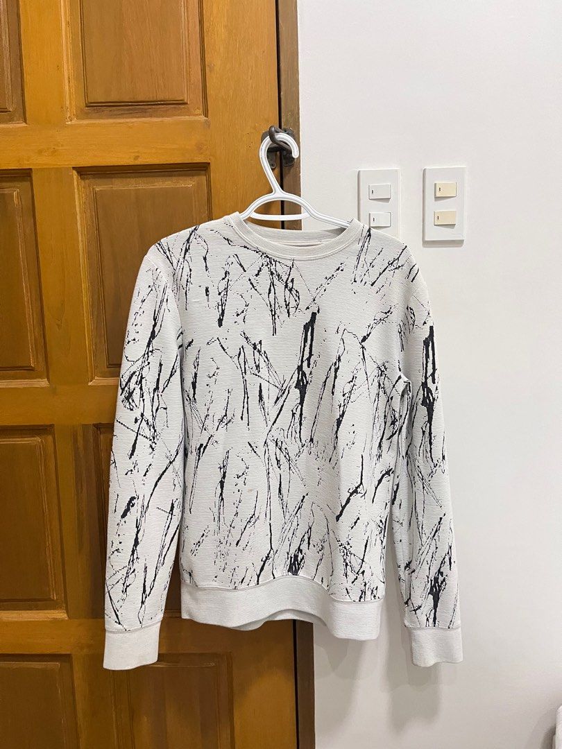 H&M Sweater White with black details (Category: Coats, Jackets and Outerwear) located in Quezon City. Submitted by shop_sobi (Listing ID 1347749055, Image 1). Description: Has a single small stain sa harap, can most likely be washed off naman..
