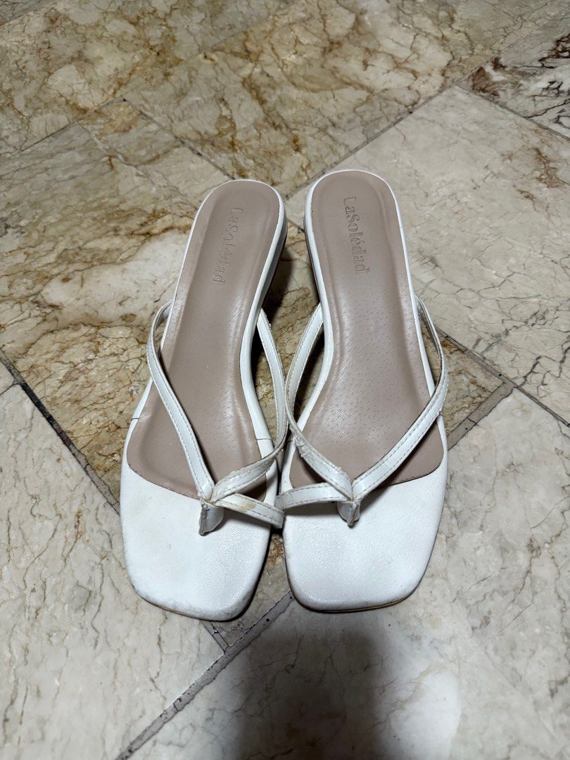 La Soledad White Kitten Heels (Category: Heels) located in Antipolo. Submitted by robmack (Listing ID 1347785887, Image 1). Description: Size 8 but fits a size 7 owner has 23.5cm feet .