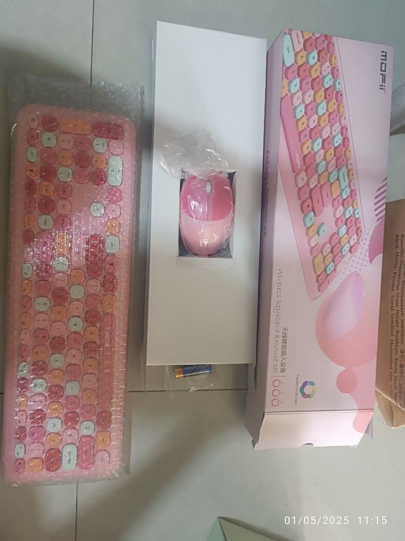 Mofii wireless keyboard with mouse (Category: Computer Keyboard) located in Quezon City. Submitted by lycegoroca (Listing ID 1340314585, Image 3). Description: Brand new Mofii keyboard set with wireless mouse available colors: Gray blue green pink purple location: Balintawak QC.