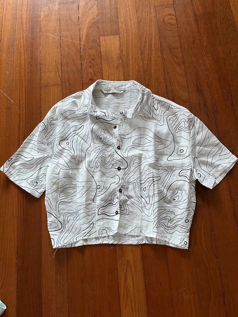 Patterned collared top (Category: Shirts) located in Singapore. Submitted by caitlim (Listing ID 1347722198, Image 1). Description: .