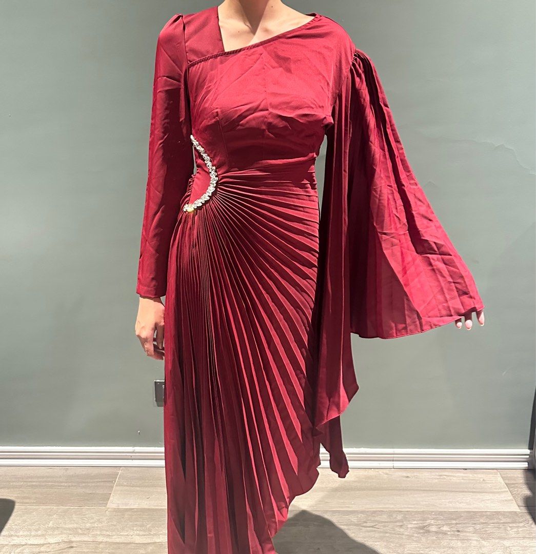 Red drape dress long sleeves (Category: Dresses) located in Jimenez. Submitted by cflamd (Listing ID 1347776120, Image 1). Description: RFS: wrong size Brand new with tag Fits Small to Medium frames Lightweight material.
