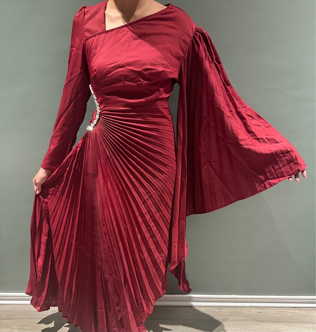 Red drape dress long sleeves (Category: Dresses) located in Jimenez. Submitted by cflamd (Listing ID 1347776120, Image 3). Description: RFS: wrong size Brand new with tag Fits Small to Medium frames Lightweight material.
