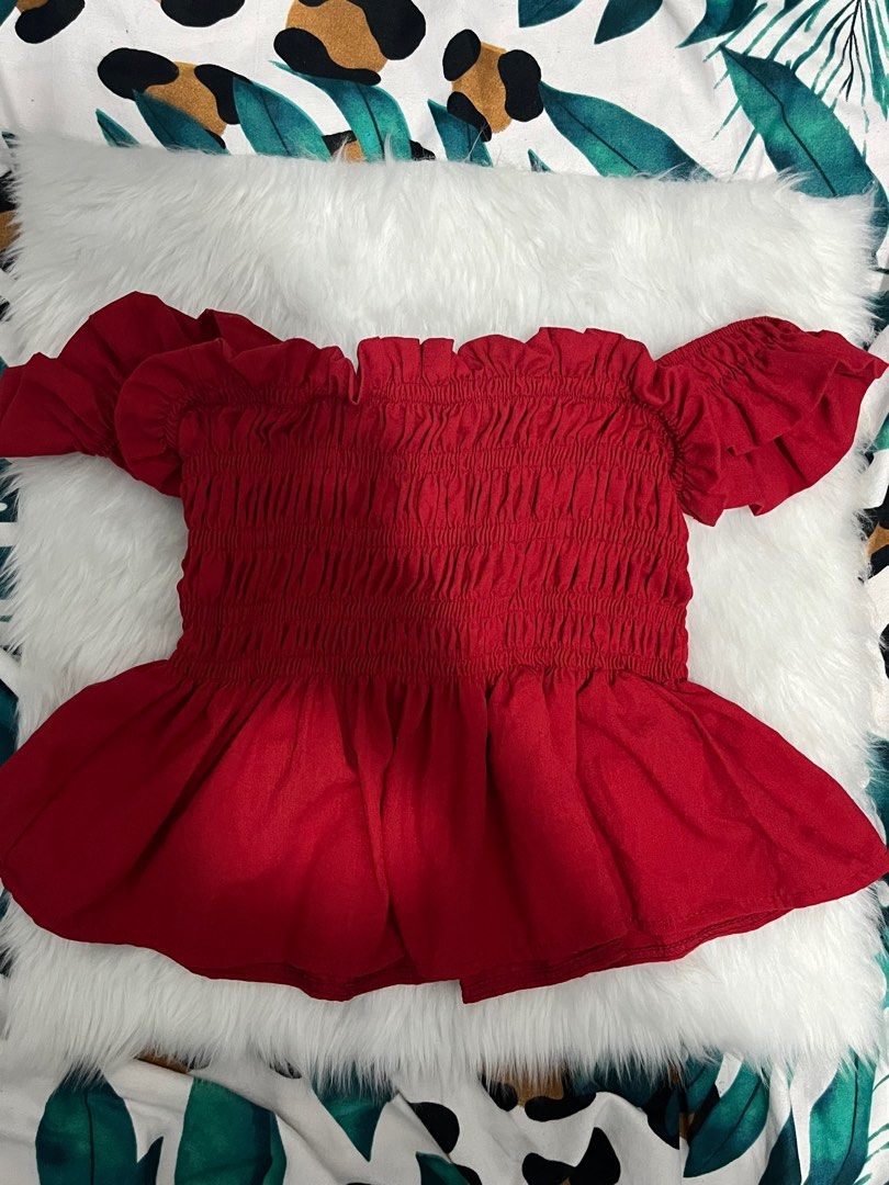 RED TOP (Category: Sleeveless) located in Valenzuela. Submitted by conconpty (Listing ID 1347797024, Image 2). Description: Used once three way siya pwede tube, off shoulder or normal sleeveless. Cutie sha, ginawa ko siyang tube here. Size: small.