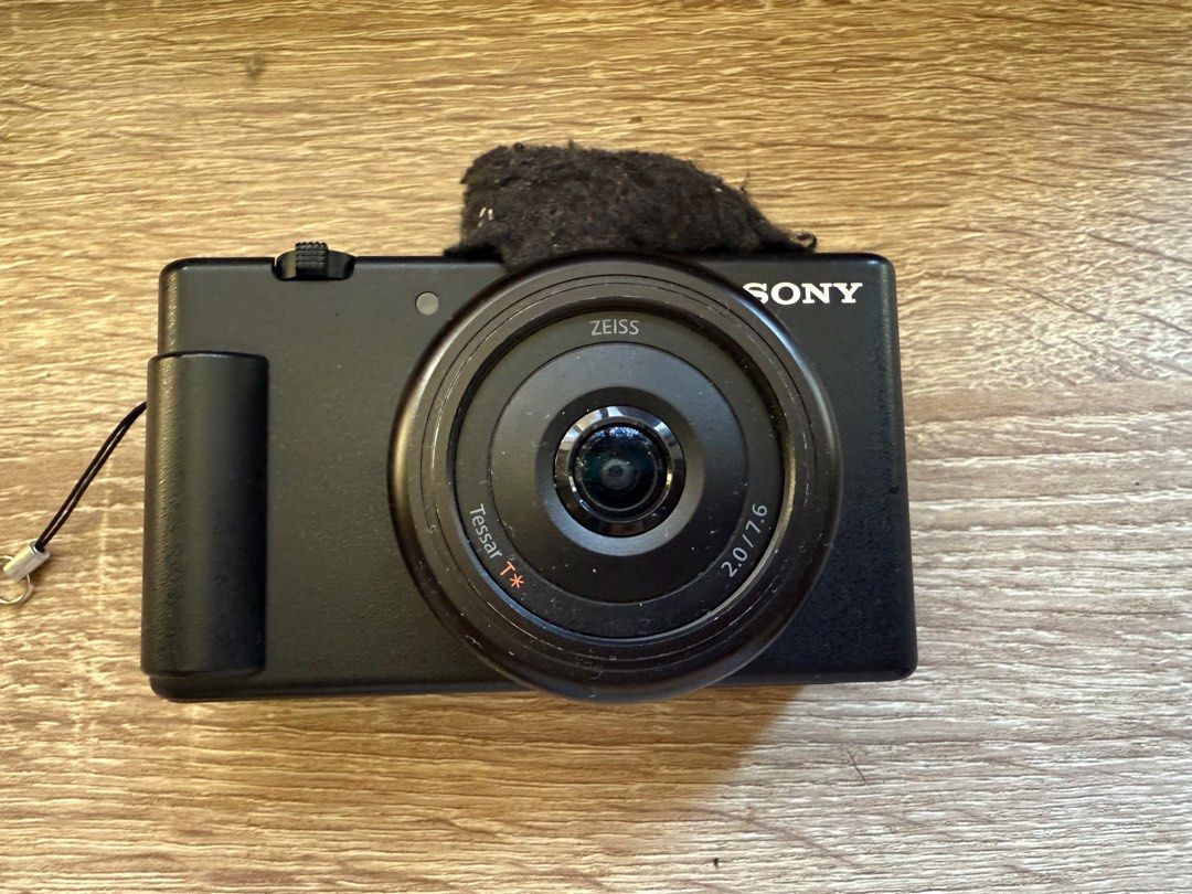 Sony ZV-1F (Category: Cameras) located in Baguio. Submitted by stylehouseph (Listing ID 1347698545, Image 3). Description: ✨ Sony ZV-1F ✨ W/ box, Memory card (64gb), extra batteries and charger ✨ Used for 9-10 months ✨ Bought from Henry’s Camera (online) ✨ No major flaws, all working RFS: Upgrading but perfect to as point and shoot cam also for vlogging 💯 **Please check nalang po the specs online **Sample photos can be sent upon request.