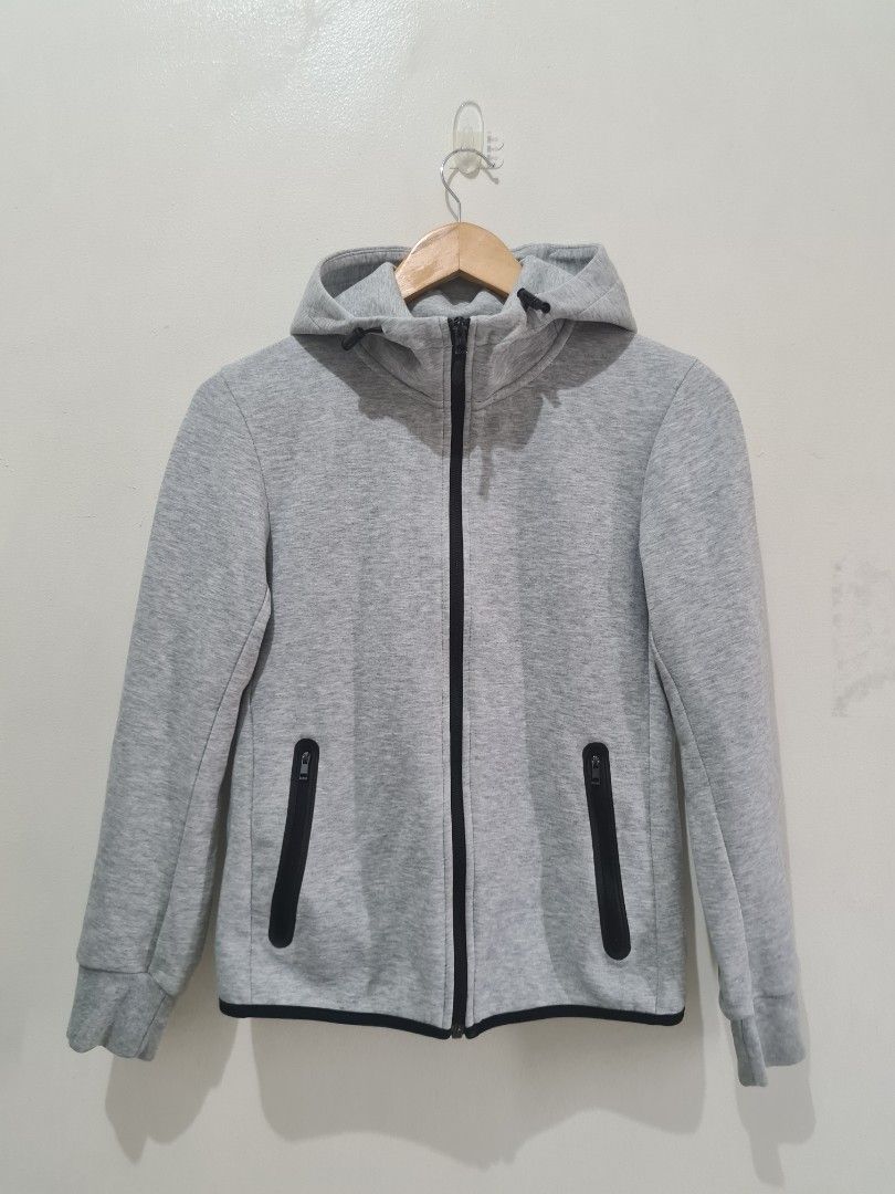 Uniqlo Gray Hoodie (Category: Coats, Jackets and Outerwear) located in Pasig City. Submitted by dreambox112 (Listing ID 1347842261, Image 1). Description: UNIQLO GRAY HOODIE Men’s XS 9/10 very lightly used 18in x 22in.