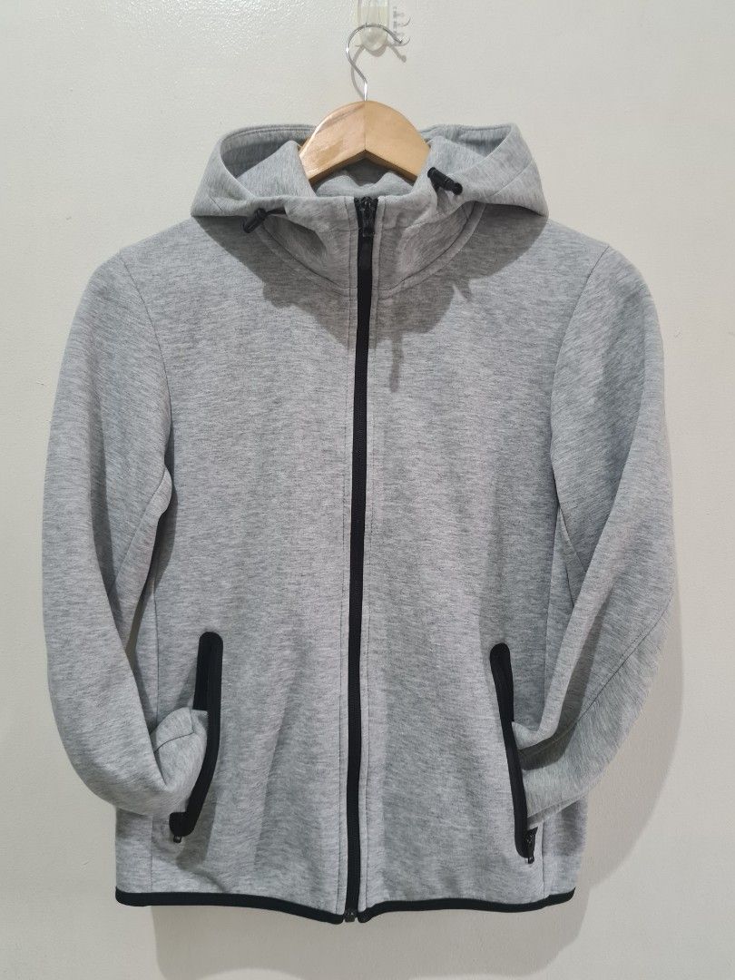 Uniqlo Gray Hoodie (Category: Coats, Jackets and Outerwear) located in Pasig City. Submitted by dreambox112 (Listing ID 1347842261, Image 2). Description: UNIQLO GRAY HOODIE Men’s XS 9/10 very lightly used 18in x 22in.