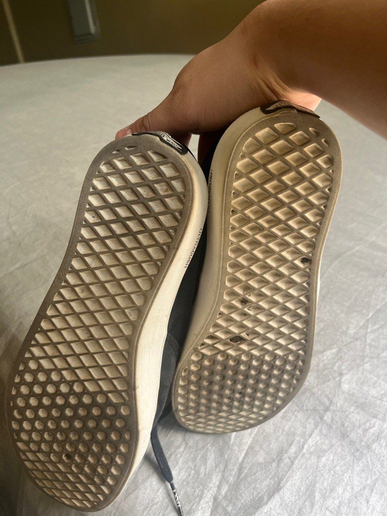 Vans AUTHENTIC Size 9 US (Category: Sneakers) located in Manila. Submitted by joshuac20 (Listing ID 1347714104, Image 3). Description: Vans AUTHENTIC Size 9 US Issues: Stain at may unting tastas. Negotiable price. Buyer shoulder Delivery Fee.