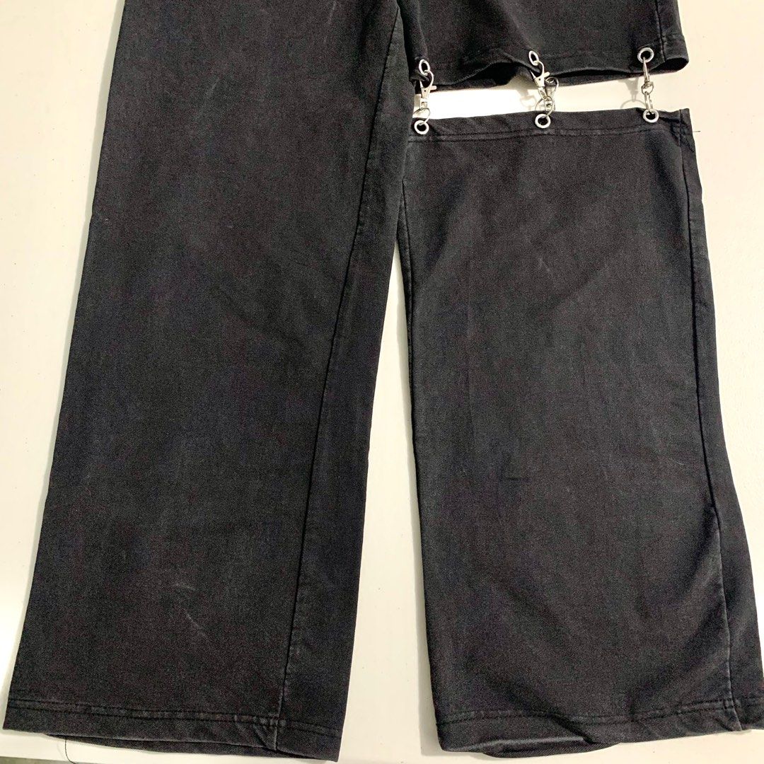 Y2k chain black zebra print pocket pants (Category: Jeans) located in Manila. Submitted by chizym (Listing ID 1347763722, Image 2). Description: 28 waistline With stitching flaws (see last photos) .