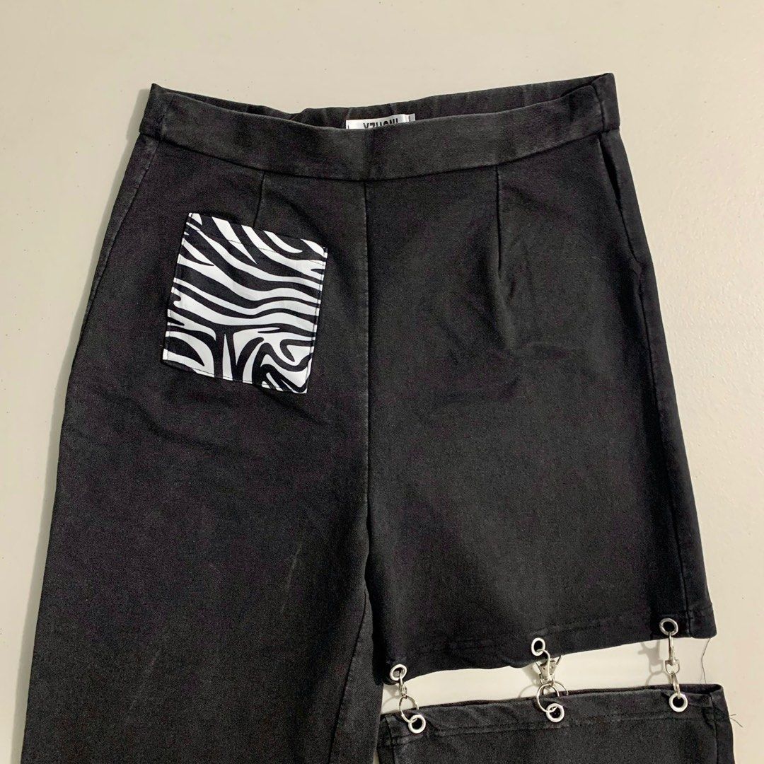 Y2k chain black zebra print pocket pants (Category: Jeans) located in Manila. Submitted by chizym (Listing ID 1347763722, Image 1). Description: 28 waistline With stitching flaws (see last photos) .