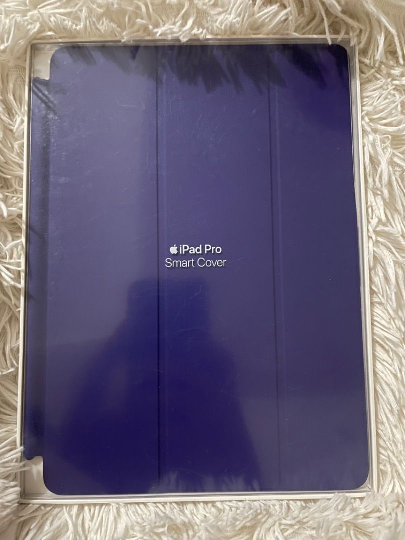 Apple iPad Pro 10.5 inch Smart Cover (Category: Cases & Sleeves) located in Manila. Submitted by misspajama (Listing ID 1347992495, Image 1). Description: Brand new but unsealed Guaranteed authentic SRP 2,990.