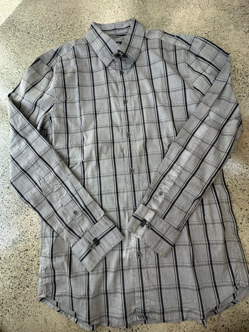 Authentic Armani Exchange Long Sleeves Checkered Gray Medium (Category: Formal Shirts) located in Pasig City. Submitted by mrdecluttering_ph (Listing ID 1347851602, Image 1). Description: Authentic Armani Exchange Long Sleeves Gray Checkered Dimensions: width 46cm length 74cm Medium Slim Fit Rfs decluttering Negotiable Delivery fee c/o buyer.