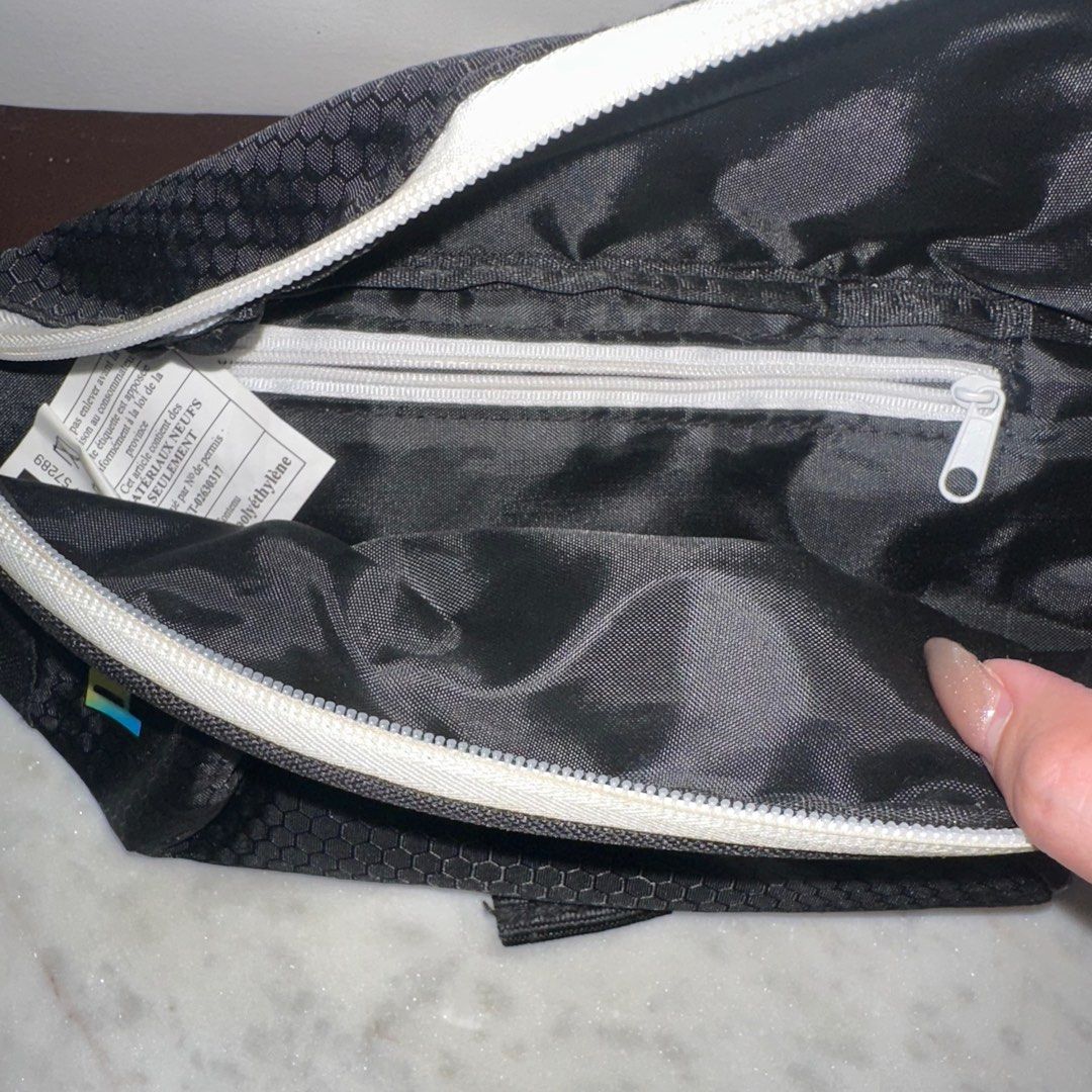 Authentic PUMA Running Belt Bag (Category: Activewear) located in Dinalupihan. Submitted by sagideclutter (Listing ID 1347889401, Image 3). Description: Lightly used Perfect for running or gym Adjustable Spacious Rfs letting go of bags .