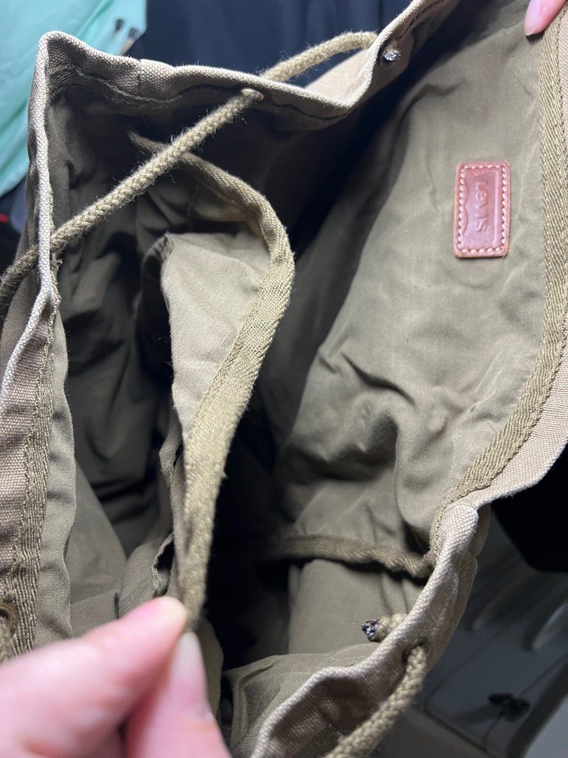 Backpack （分類：背包）位於 Hong Kong。 由 ericaleehun 提交（商品編號 1347131868，圖片 5）。簡介： 背包。