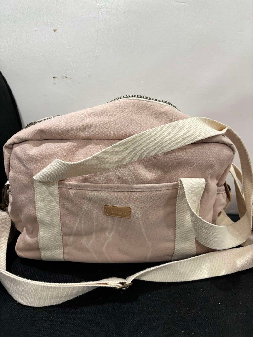 Beaba Baby Bag (Category: Diaper Bags & Wetbags) located in Muntinlupa City. Submitted by ashley.18 (Listing ID 1347864113, Image 1). Description: Only issue is the discoloration. No other flaws .