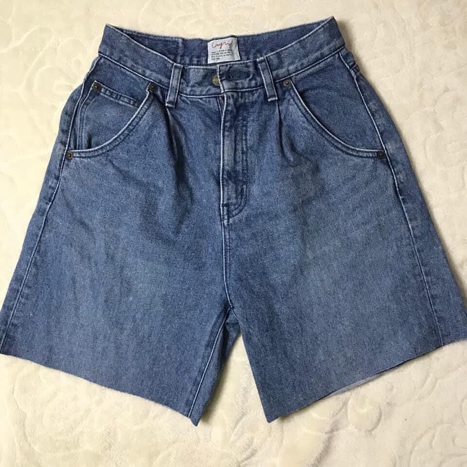 Bermuda Shorts For Sale (Category: Shorts) located in Manila. Submitted by steff_33 (Listing ID 1347951125, Image 1). Description: Size 25-27 Dm for sure buyer only.