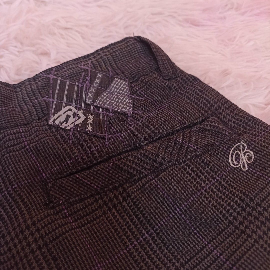 Billabong Checkered Shorts (Category: Shorts) located in Marikina City. Submitted by jrssags (Listing ID 1348013332, Image 2). Description: Billabong Checkered Shorts Details: Design: Checkered pattern in dominant black and taupe gray with hints of violet. Cursive "Billabong" text design on the left back pocket. Embroidered cursive "B" on the right back pocket. Diamond patch with a printed Billabong logo on the back right belt side and below the 