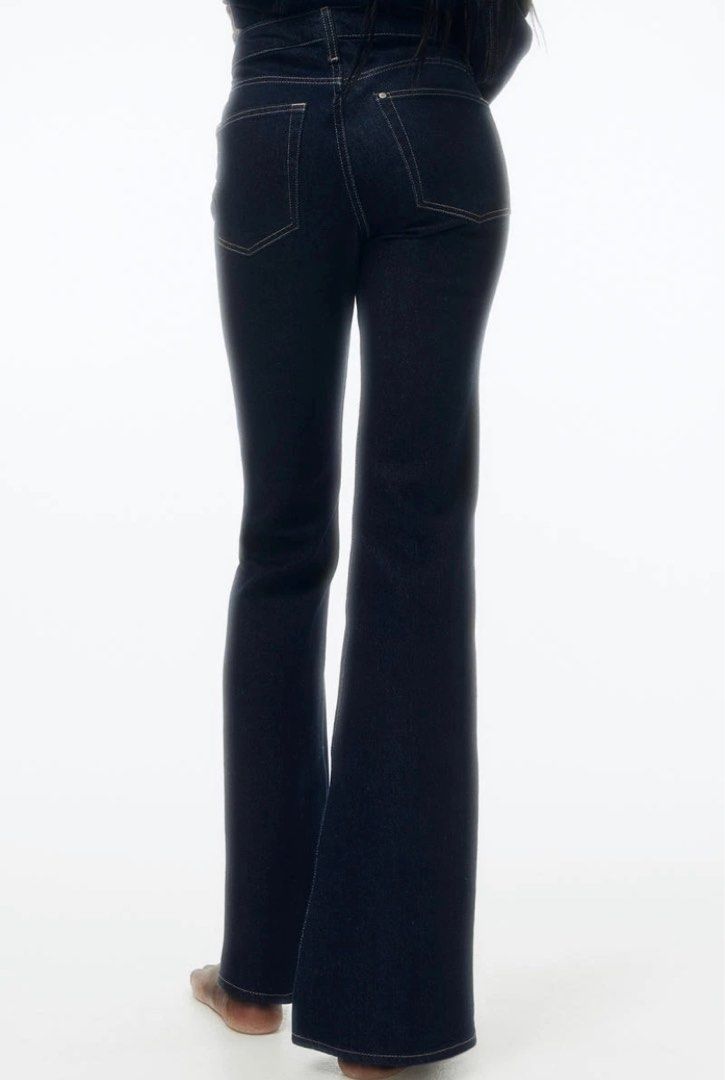 [BRAND NEW] H&M Flared High Jeans (Category: Jeans) located in Manila. Submitted by cinnamaldehyde (Listing ID 1347974910, Image 2). Description: - Brand New with tag (see last pic) -Dark denim -Size 32P - RFS: Does not fit me well (too long for me I’m 4’11 for reference) - Fits XXS-XS with waist 23-25 Tags: h&m, dark denim pants, flare, high waist.