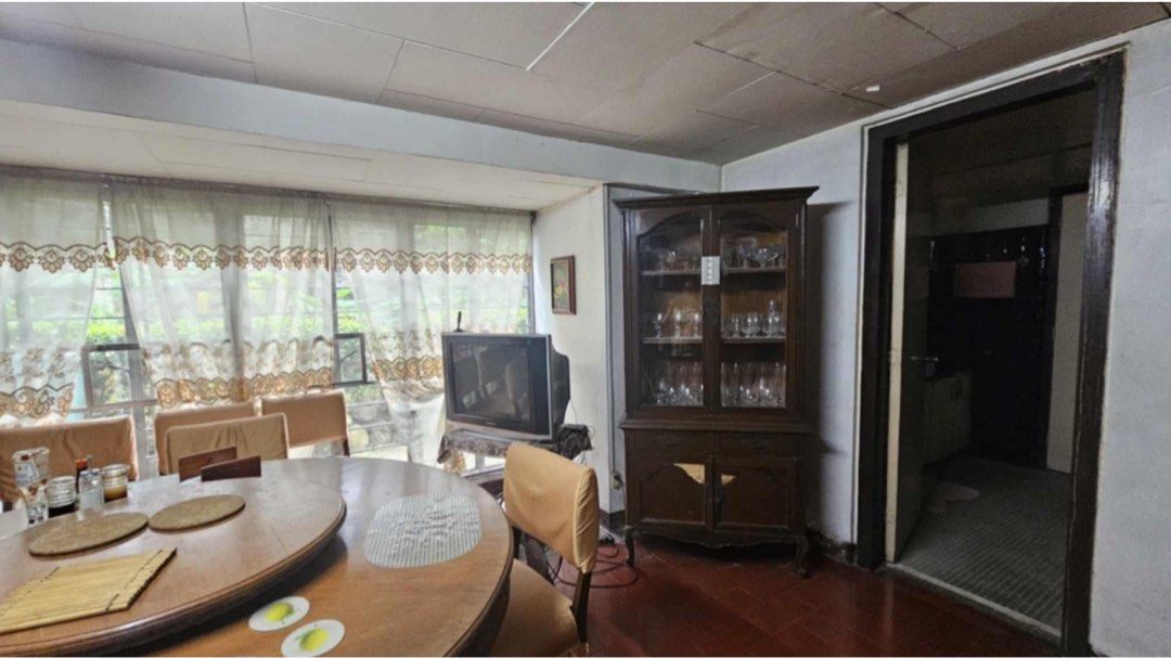 Capitol 8 Pasig with 4 Bedrooms (Category: House & Lot) located in Taguig. Submitted by brokerhanstaneo_09178038728 (Listing ID 1347846834, Image 2). Description: Capitol 8 Pasig Near Capitol Commons La 396 sqm Fa 436 sqm 4 Bedrooms P150M nego.