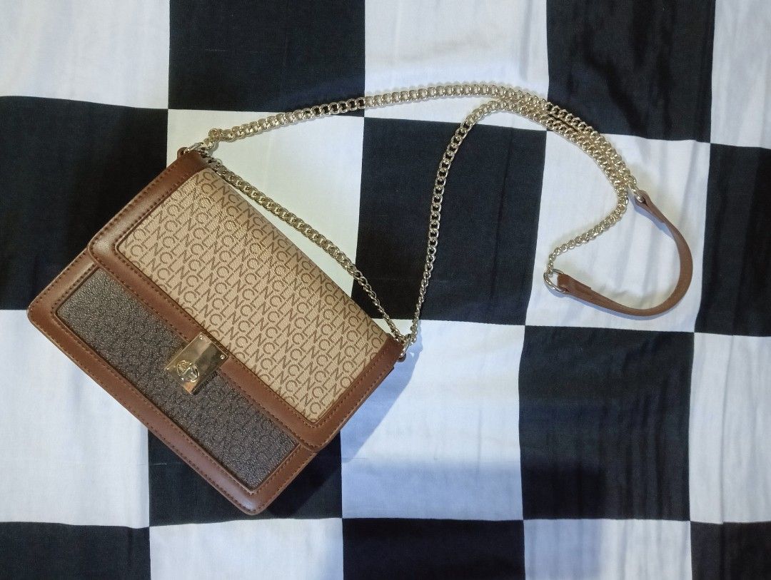 Celine brown shoulder bag (Category: Shoulder Bags) located in Marilao. Submitted by keyset (Listing ID 1347894893, Image 2). Description: • Gold details • Bag dimensions: 8.25in x 6.4in x 1.9in *Clothes are for styling purposes only ☞ MOP: Gcash, Maya, Maribank, Unionbank ☞ MOD: Lalamove, J&T ☞ Buyer shoulders shipping fee 📍 Marilao, Bulacan 🚫 No Sh0pee checkout.
