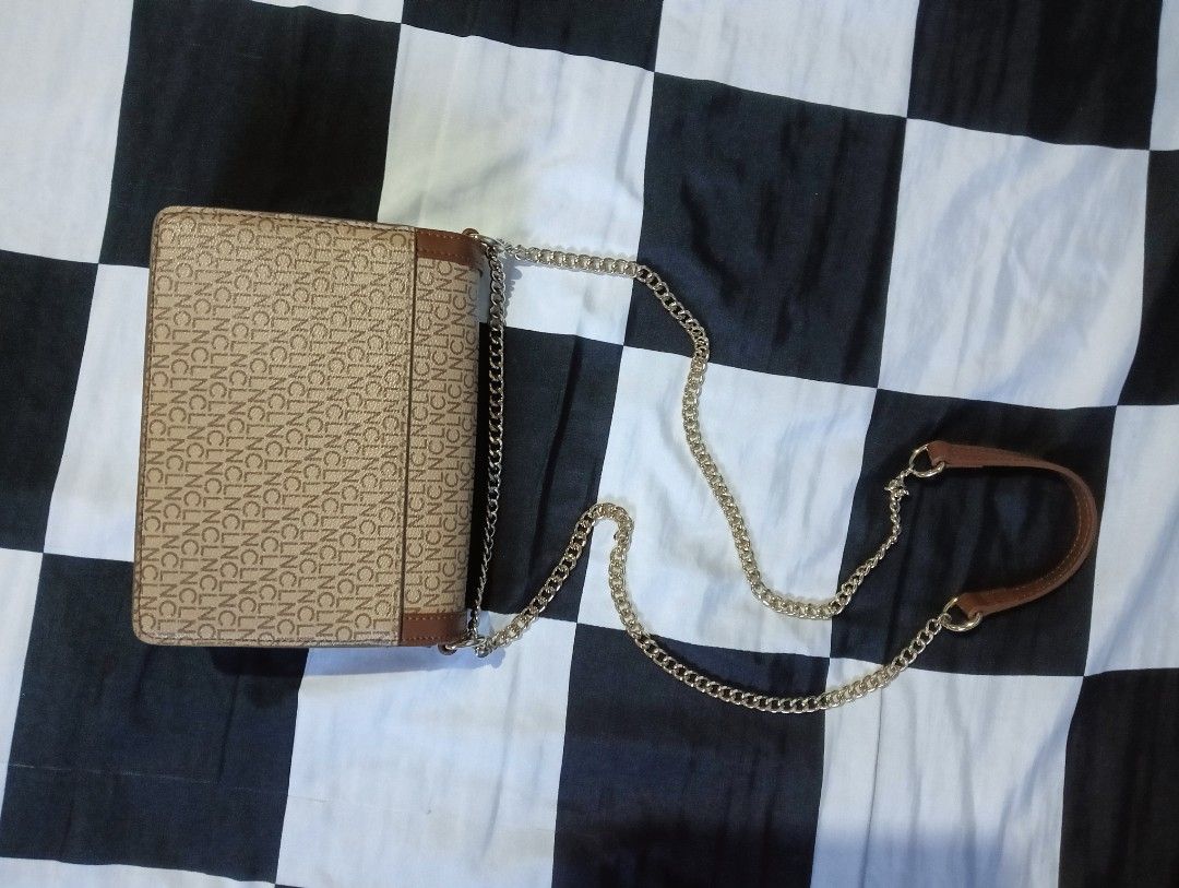 Celine brown shoulder bag (Category: Shoulder Bags) located in Marilao. Submitted by keyset (Listing ID 1347894893, Image 3). Description: • Gold details • Bag dimensions: 8.25in x 6.4in x 1.9in *Clothes are for styling purposes only ☞ MOP: Gcash, Maya, Maribank, Unionbank ☞ MOD: Lalamove, J&T ☞ Buyer shoulders shipping fee 📍 Marilao, Bulacan 🚫 No Sh0pee checkout.