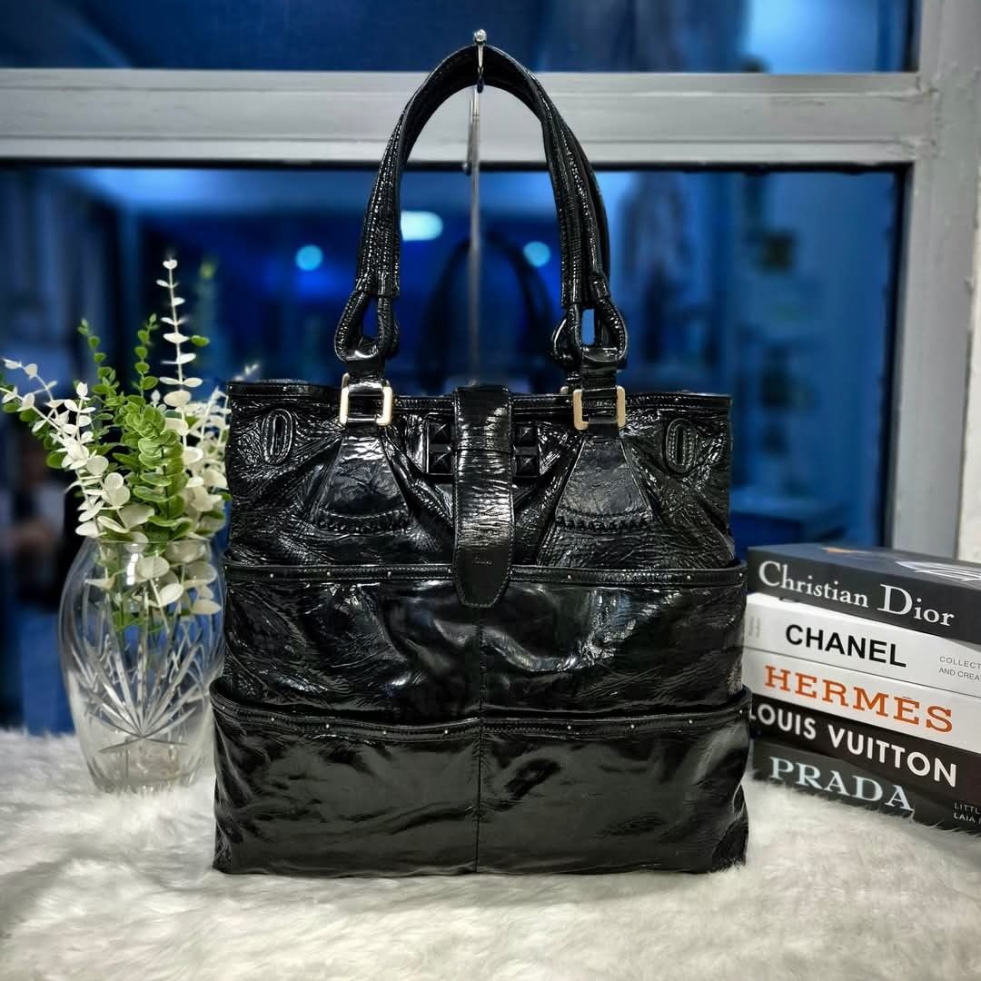 Chloe Large Tote (Category: Luxury Bags & Wallets) located in Caloocan City. Submitted by lujosacollection (Listing ID 1347851714, Image 1). Description: 100%Authentic/Original Preloved Chloe Large Tote In excellent condition No inclusion.