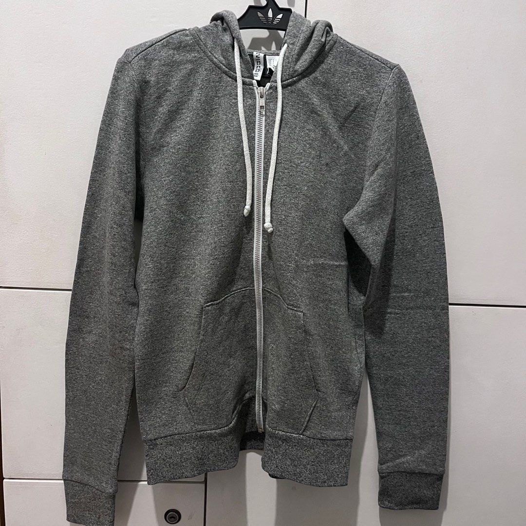 H&M dark grey zip-through hoodie (Category: Coats, Jackets and Outerwear) located in Quezon City. Submitted by hebrewse (Listing ID 1348001286, Image 2). Description: Hoodie in sweatshirt fabric with a soft brushed inside. Lined, drawstring hood, a zip down the front, kangaroo pockets, dropped shoulders and long sleeves. Ribbing at the cuffs and hem. Length:Regular length Sleeve Length: Long sleeve Fit: Regular fit Style: Hoodie Description: Dark