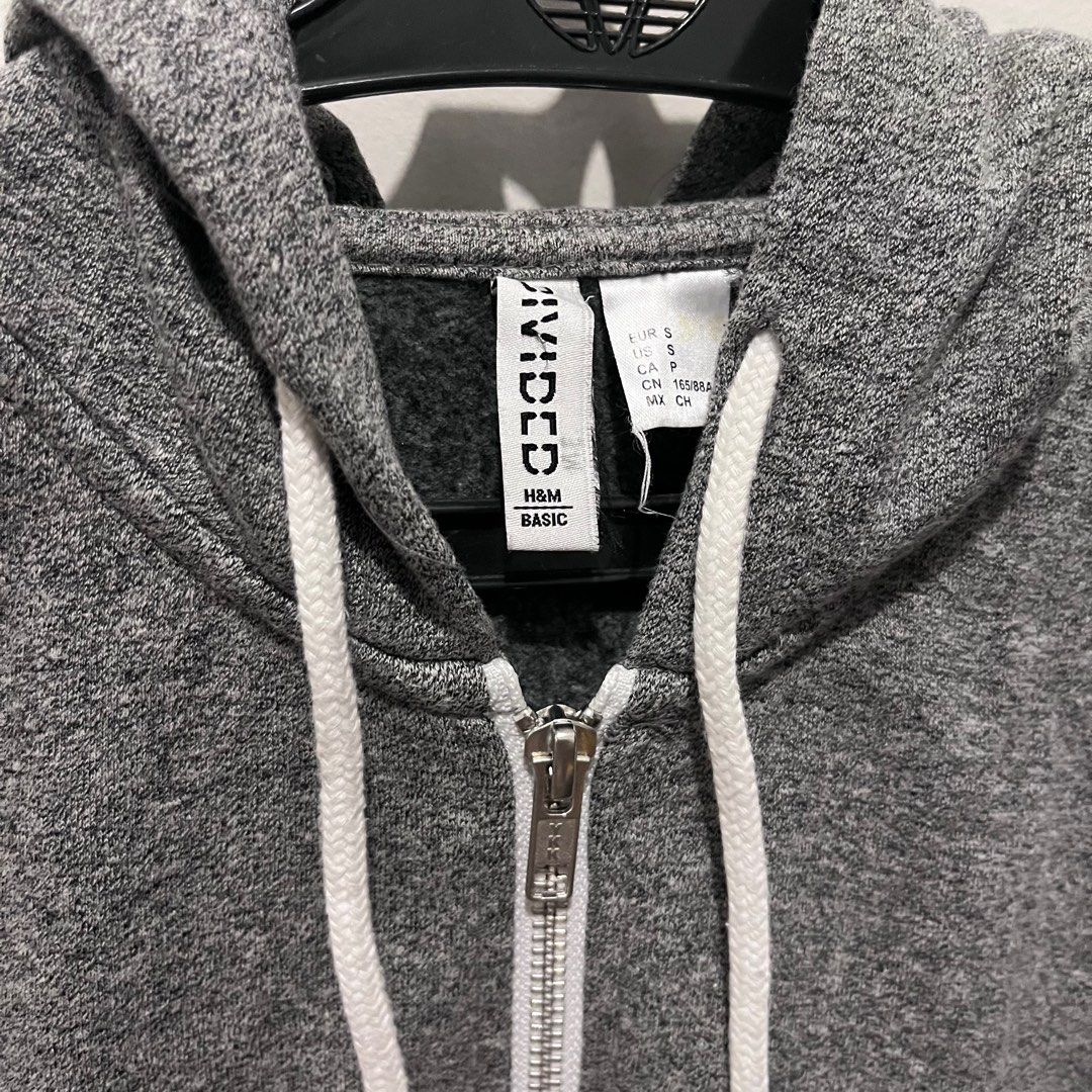 H&M dark grey zip-through hoodie (Category: Coats, Jackets and Outerwear) located in Quezon City. Submitted by hebrewse (Listing ID 1348001286, Image 3). Description: Hoodie in sweatshirt fabric with a soft brushed inside. Lined, drawstring hood, a zip down the front, kangaroo pockets, dropped shoulders and long sleeves. Ribbing at the cuffs and hem. Length:Regular length Sleeve Length: Long sleeve Fit: Regular fit Style: Hoodie Description: Dark