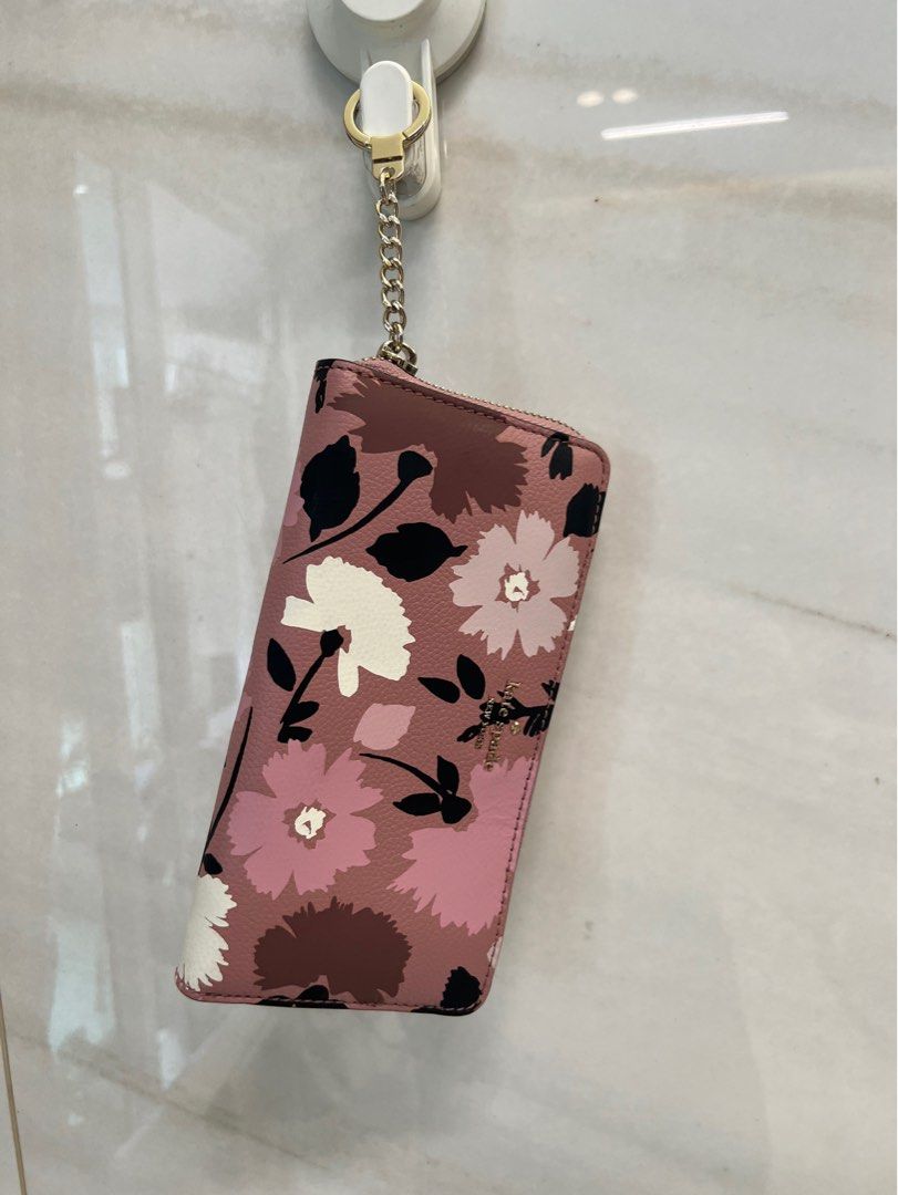 Kate Spade Floral Long Wallet with Keychain (Category: Purses & Pouches) located in Manila. Submitted by declutterwithme08 (Listing ID 1347974881, Image 1). Description: - bought from the States - guarenteed authentic - never used.