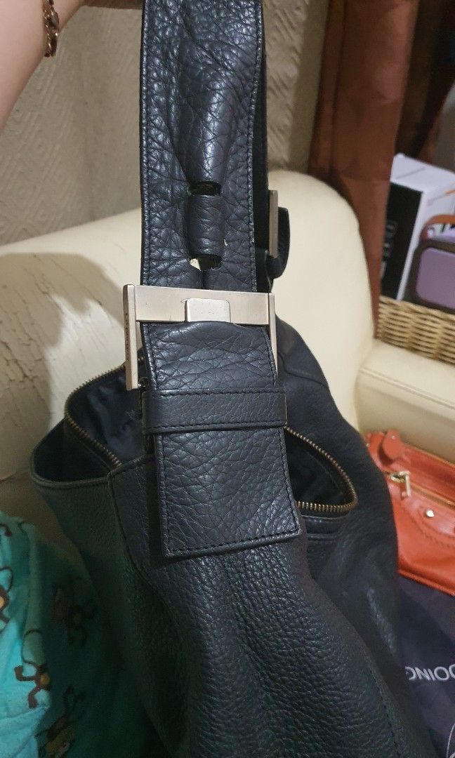 La pagayo hobo bag (Category: Shoulder Bags) located in Paranaque City. Submitted by jhingpreloveditems (Listing ID 1345482342, Image 3). Description: No flaws Sign of used only Leather Large size Still nego if interested Slighly nego for sure buyers only Dont make an offer if you will not sure (dont wanna waste our time here).