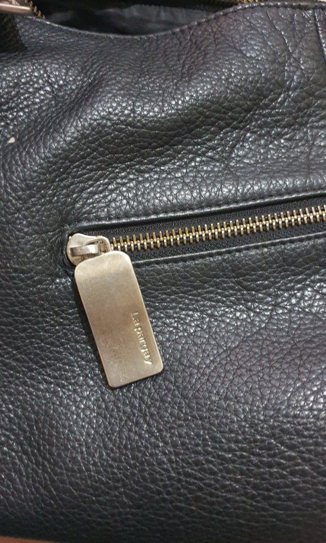 La pagayo hobo bag (Category: Shoulder Bags) located in Paranaque City. Submitted by jhingpreloveditems (Listing ID 1345482342, Image 2). Description: No flaws Sign of used only Leather Large size Still nego if interested Slighly nego for sure buyers only Dont make an offer if you will not sure (dont wanna waste our time here).