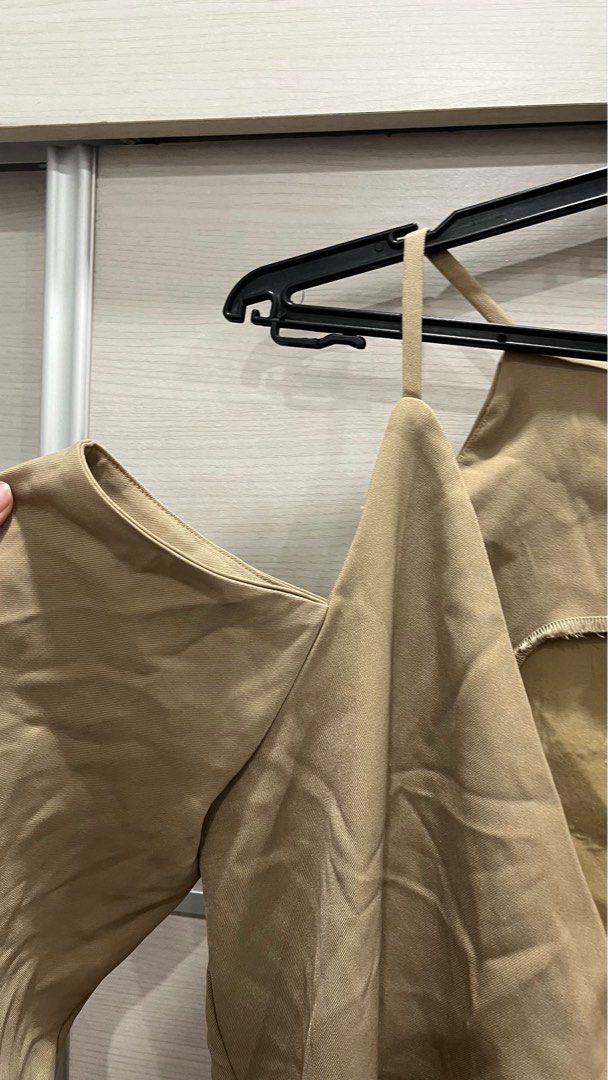 Off shoulder jacket (Category: Dresses) located in Kuala Lumpur. Submitted by twerkystar (Listing ID 1347860445, Image 2). Description: Can fix until XL sebab baggy. Baju ni memang cantik .