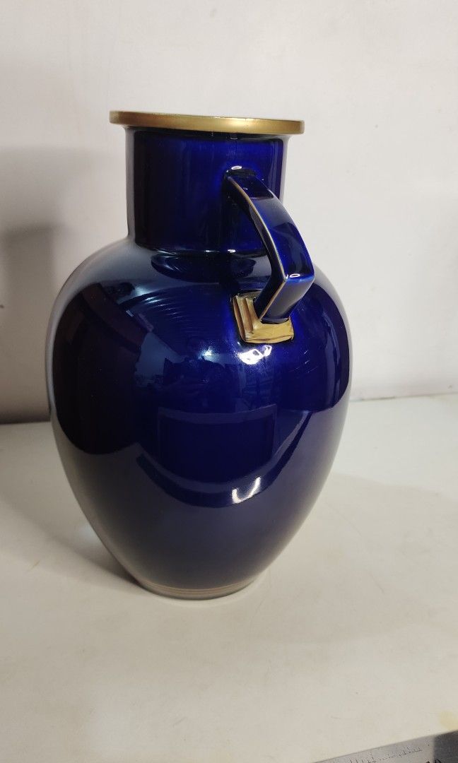 Richfield Blue Vase 10.5 inches (Category: Vases & Decorative Bowls) located in Santa Cruz. Submitted by retroflash (Listing ID 1347924490, Image 3). Description: Blue/ gold lining Vase height 10 inches body 7 inches lip/rim 4 inches no chips/cracks in good condition.