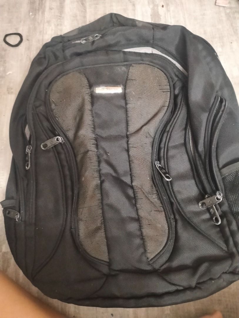 free samsonite (if u buy any bag) (Category: Laptop Bags & Sleeves) located in Batangas. Submitted by selahs-closet (Listing ID 1347950361, Image 1). Description: minimal sign of usage.