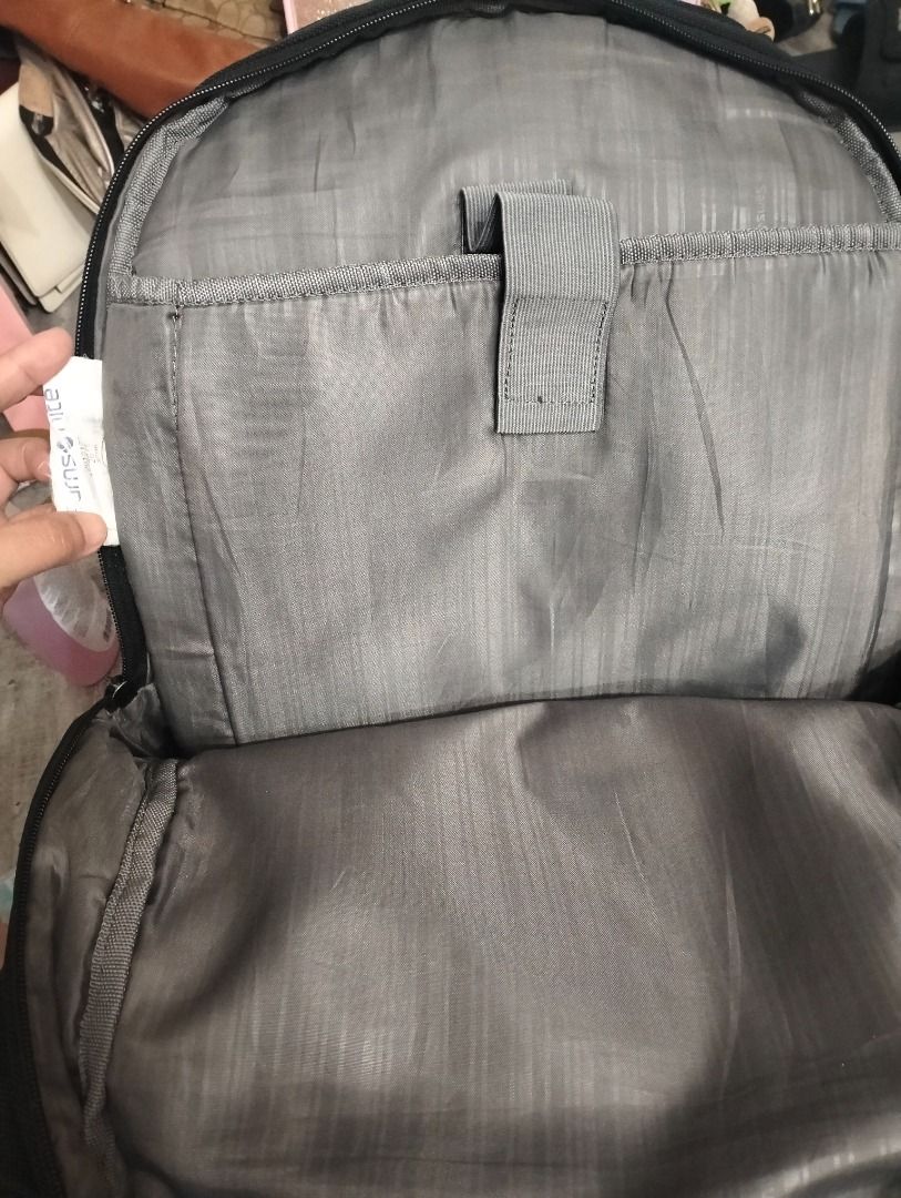 free samsonite (if u buy any bag) (Category: Laptop Bags & Sleeves) located in Batangas. Submitted by selahs-closet (Listing ID 1347950361, Image 3). Description: minimal sign of usage.