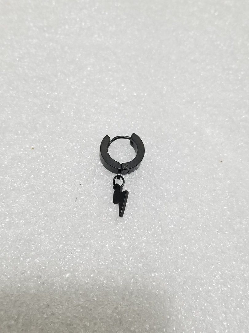 SINGLE EAR LOOP EARRING （分類：耳環）位於 Hong Kong。 由 annasam186 提交（商品編號 1344796446，圖片 7）。簡介： 10hkd each Delivery available by normal post or SF EXPRESS。