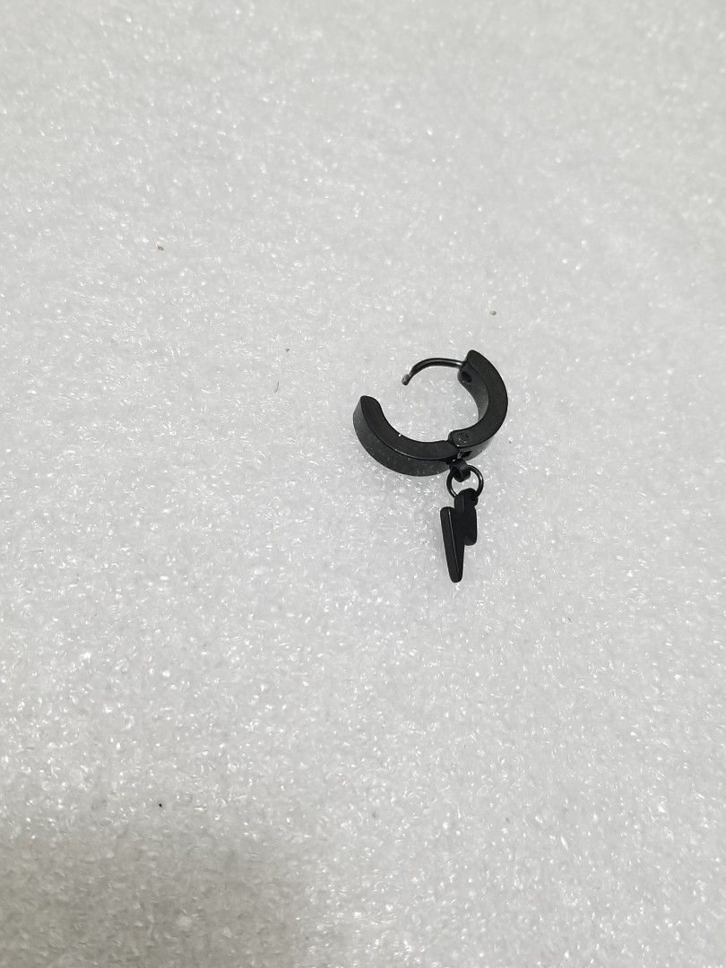 SINGLE EAR LOOP EARRING （分類：耳環）位於 Hong Kong。 由 annasam186 提交（商品編號 1344796446，圖片 8）。簡介： 10hkd each Delivery available by normal post or SF EXPRESS。