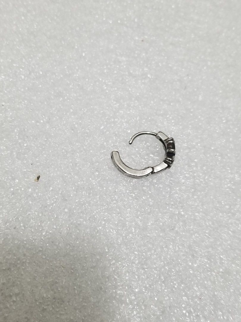 SINGLE EAR LOOP EARRING （分類：耳環）位於 Hong Kong。 由 annasam186 提交（商品編號 1344796446，圖片 4）。簡介： 10hkd each Delivery available by normal post or SF EXPRESS。