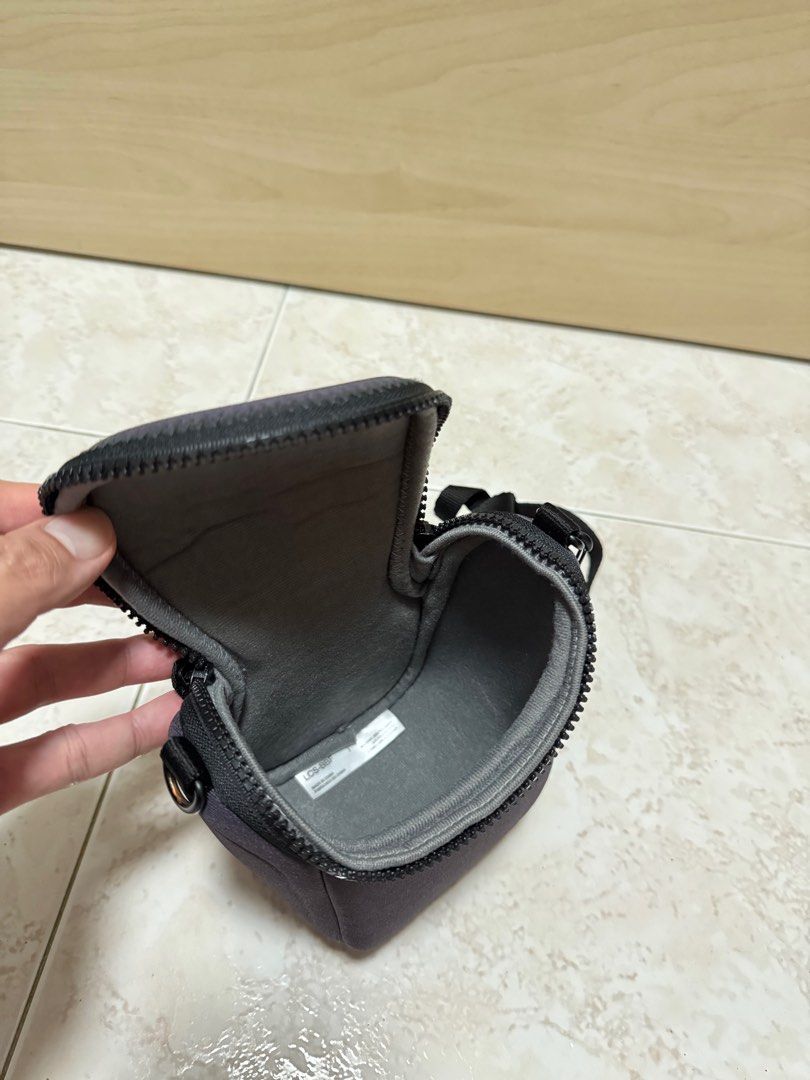 Sony Basic Camera Bag LCS-BBF (Category: Camera Bags & Carriers) located in Singapore. Submitted by tom_sells (Listing ID 1347865619, Image 5). Description: Hardly used, comes with sling.