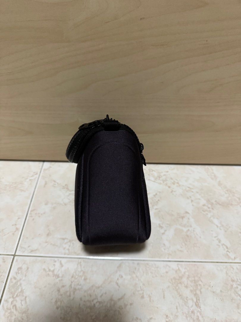 Sony Basic Camera Bag LCS-BBF (Category: Camera Bags & Carriers) located in Singapore. Submitted by tom_sells (Listing ID 1347865619, Image 2). Description: Hardly used, comes with sling.