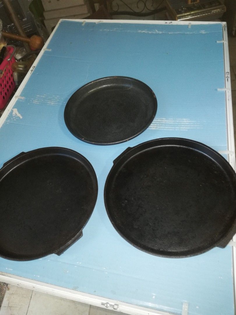 3pcs cast iron pan ware (Category: Cookware & Accessories) located in Paranaque City. Submitted by 4thestate.surplusan (Listing ID 1348052285, Image 1). Description: 3pcs cast iron hot plates..